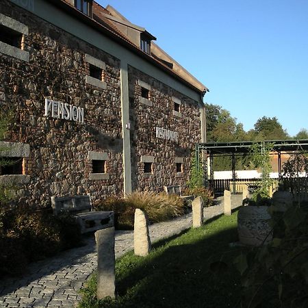 宝瑞尼斯牌查酒店 Tlučná 外观 照片