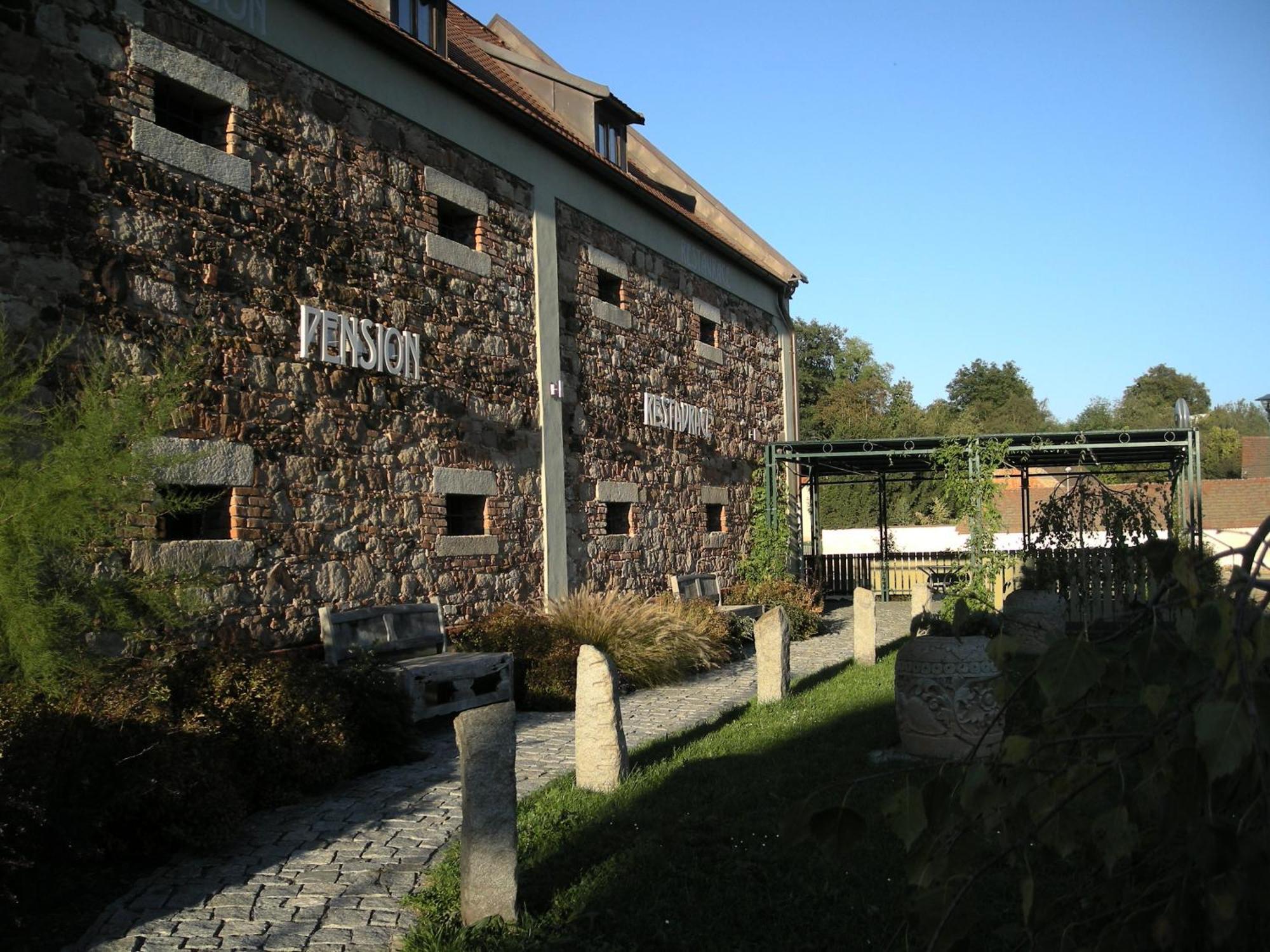 宝瑞尼斯牌查酒店 Tlučná 外观 照片