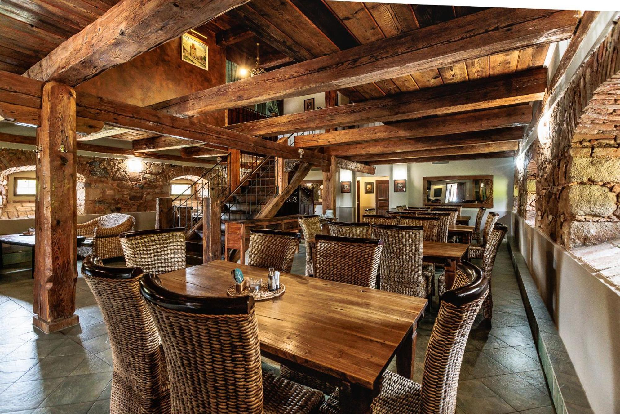 宝瑞尼斯牌查酒店 Tlučná 外观 照片