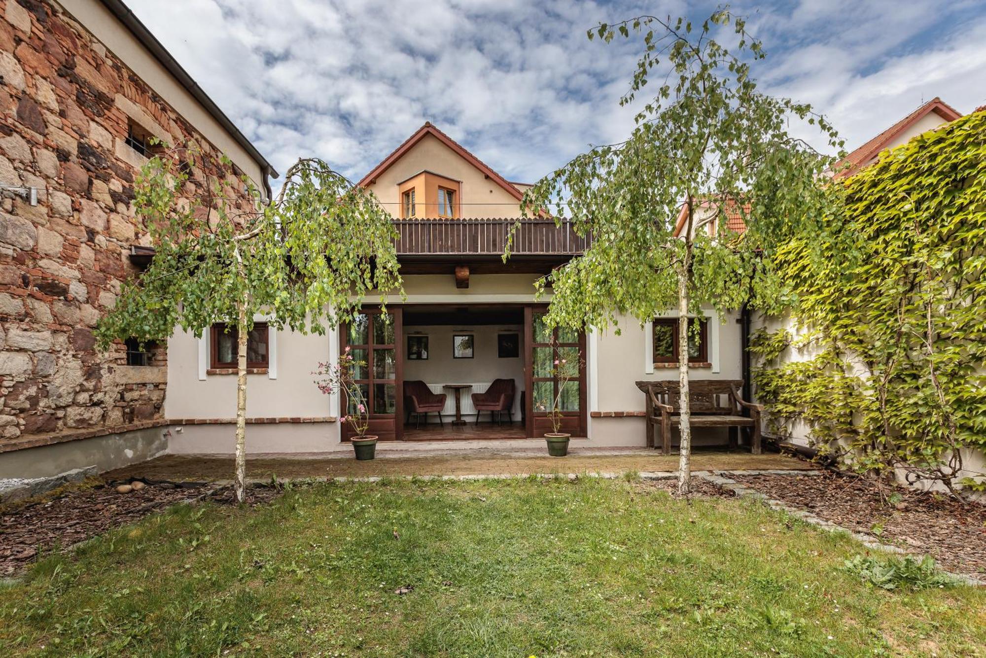 宝瑞尼斯牌查酒店 Tlučná 外观 照片