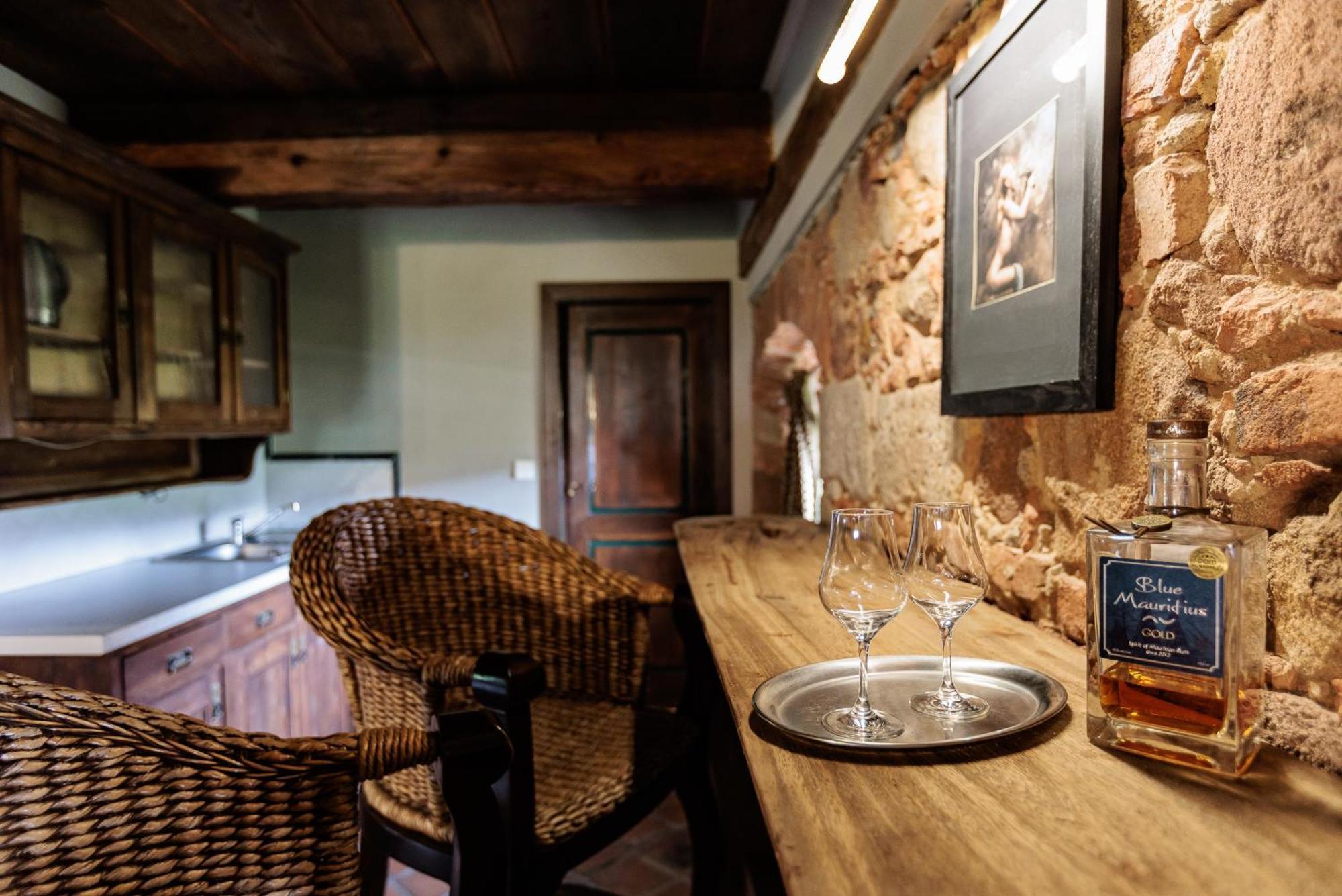 宝瑞尼斯牌查酒店 Tlučná 外观 照片