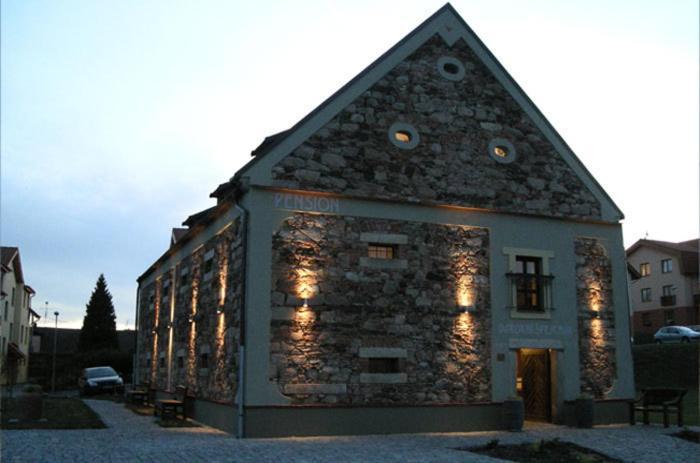 宝瑞尼斯牌查酒店 Tlučná 外观 照片